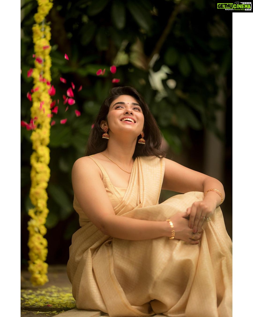 Pragya Nagra Instagram - Onam Ashamsakal🌸 Costumes - @ivalinmabia Stylist - @priyaregan_mb Photography - @camerasenthil Makeup - @jiyamakeupartistry Hair - @rakmakeupartistry Shoot organised by @rrajeshananda #onam #kerala #onamcelebration #happyonam #keralagram #malayali #mallu #keralatourism #onamspecial #keralasaree #malayalam #keralafood #keralagodsowncountry #keralam #kochi #keralaattraction #keralaphotography #onamsaree #godsowncountry #onamfestival #saree #onamvibes #keralagram #onamission #onamcollection #onamsadhya #onamusically #onamdresscode #traditional