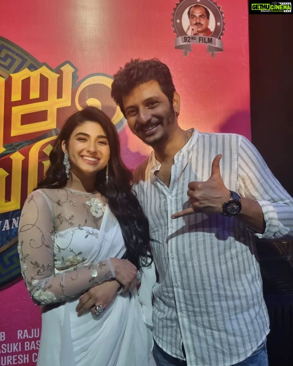Pragya Nagra Instagram - Fan girl moment with my favorite hero @actorjiiva 🤩❤️ Still can't believe I have acted alongside you in this movie #VaralaruMukkiyam Thankyou so much for these pictures @rekha1210 ❤️ Fun-filled family entertainer will hit theatres in 7 days. #VaralaruMukkiyam from Dec 9th. @supergoodfilms @actorjiiva #Santhoshrajan @kashmiraofficial @pragyanagra @aadhirai_soundararajan #KSRavikumar @shivashahra_official @tsk_actor @kali_rajkumar #chinnasamy @shaanrahman @sakthi_saravanan @srikanth_nb @vasukibhaskar @saregamatamil @donechannel1 @ctcmediaboy