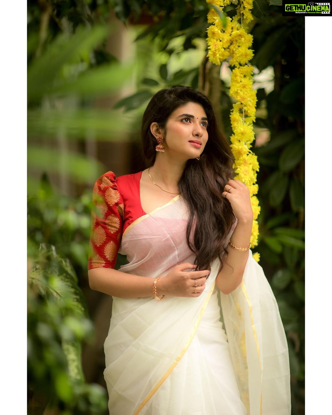 Pragya Nagra Instagram - Advance Onam Wishes! Didn't expect I will get to work with my favorite team again...that too so soon😋❤ Big thanks to @rrajeshananda Anna🥰❤ Costumes - @ivalinmabia Stylist - @priyaregan_mb Photography - @camerasenthil Makeup - @jiyamakeupartistry Hair - @rakmakeupartistry Shoot organised by @rrajeshananda