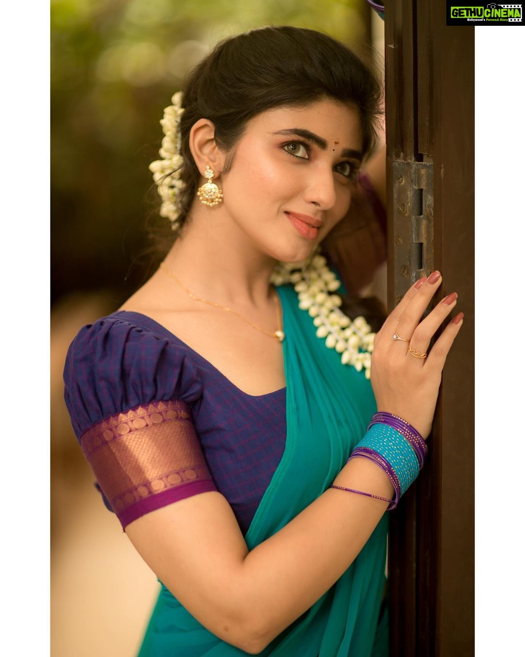 Pragya Nagra Instagram - Vazhi mael vizhi vaithu 😅 Costumes - @ivalinmabia Stylist - @priyaregan_mb Photography - @camerasenthil Hair - @saisubha_hairstylist Make up - @imaikkaa_by_nivi Shoot organised by @rrajeshananda @pragyanagra #tamil #kollywood #cinema #actor #chennai #madras #tamilponnu #instagood #instadaily #love #style #traditional #fashion #follow #instagram #instalove #instamood #pragyanagra
