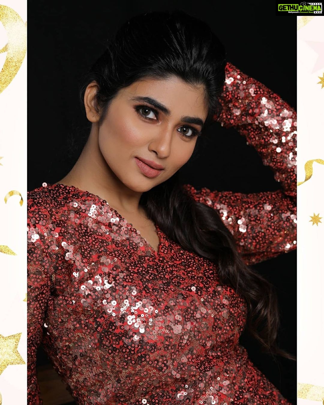 Pragya Nagra Instagram - HAPPY NEW YEAR 2021!✨ May this year bring lots of happiness and prosperity to one and all! Beginning this year with high hopes, and wishes for a better year!🥰❤ @pragyanagra On lens @arjclickz Styled by @indu_ig Assisted by @sushma_ayyapan Outfit @templeneedlenthread Mua @zai.makeover.studio Hairstyle @kowshi_mua Location @thisvibrantpentagon