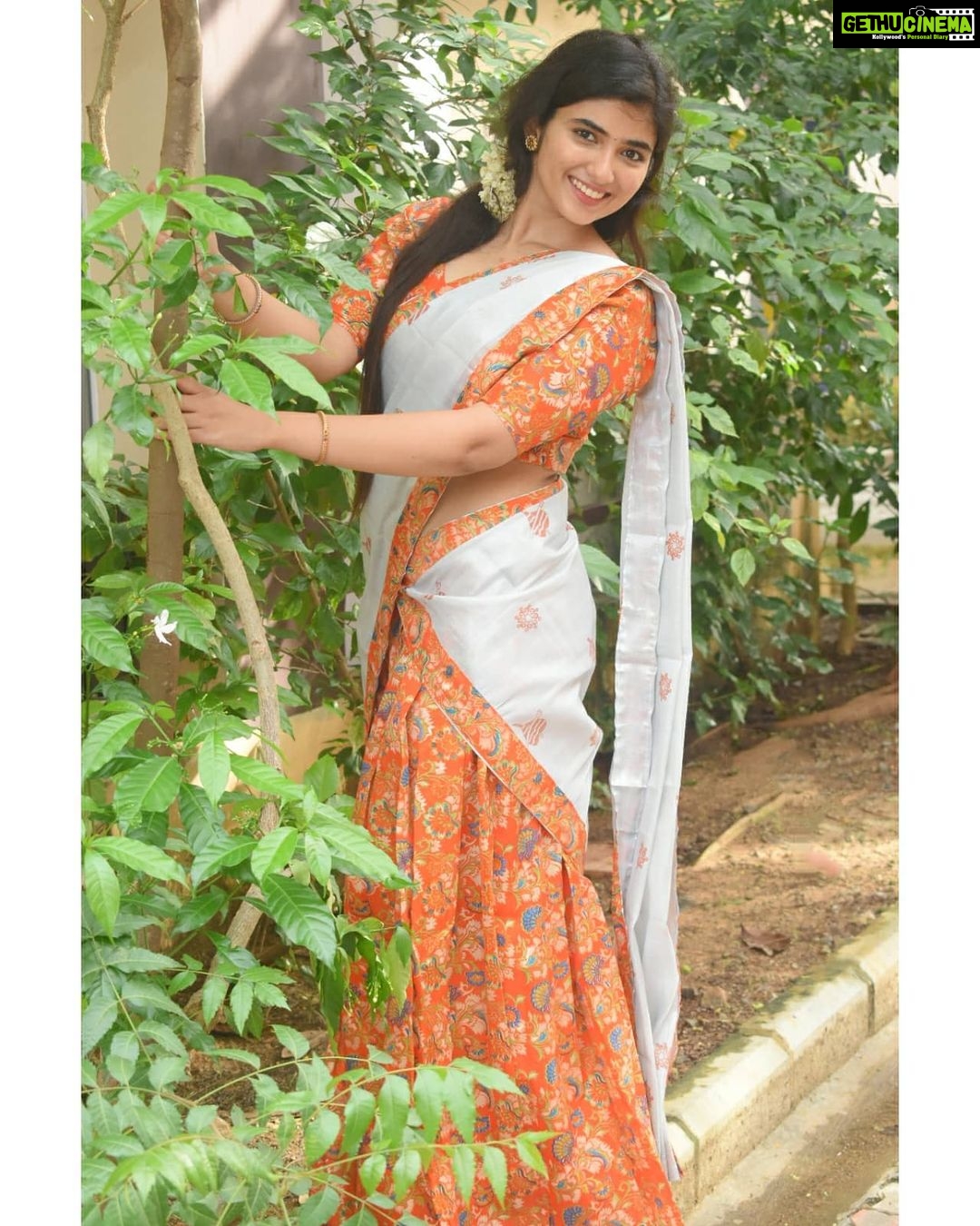 Pragya Nagra Instagram - 🌸💐Kathari Poovazhagi!!🌺🌹 Dhavani by @kerala_bygone_fashion 🥰❤ Jewellery @azhagiyal_creations @pragyanagra #tamil #kollywood #cinema #actor #chennai #madras #tamilponnu #instagood #instadaily #love #style #traditional #fashion #follow #instagram #instalove #instamood #pragyanagra