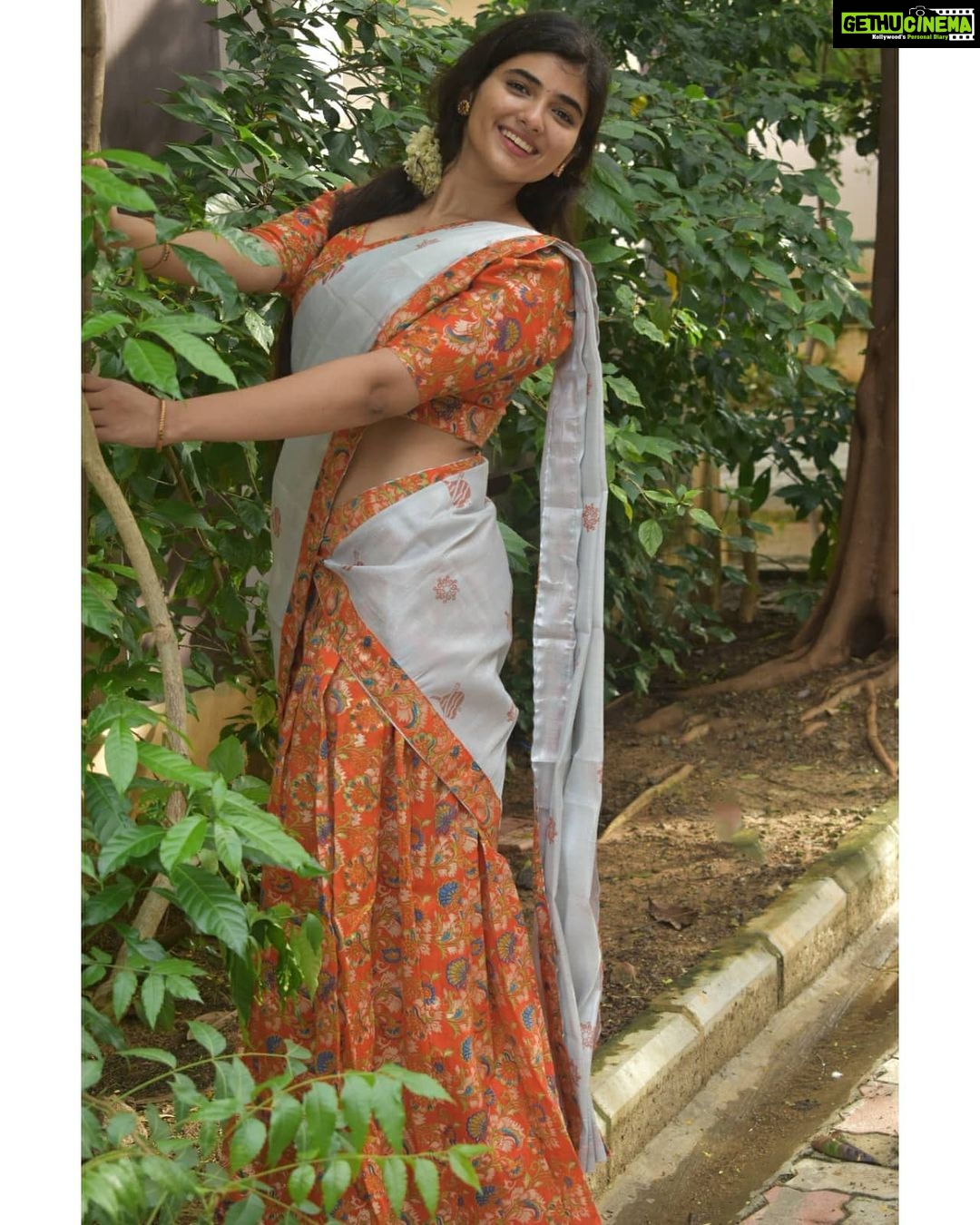 Pragya Nagra Instagram - 🌸💐Kathari Poovazhagi!!🌺🌹 Dhavani by @kerala_bygone_fashion 🥰❤ Jewellery @azhagiyal_creations @pragyanagra #tamil #kollywood #cinema #actor #chennai #madras #tamilponnu #instagood #instadaily #love #style #traditional #fashion #follow #instagram #instalove #instamood #pragyanagra