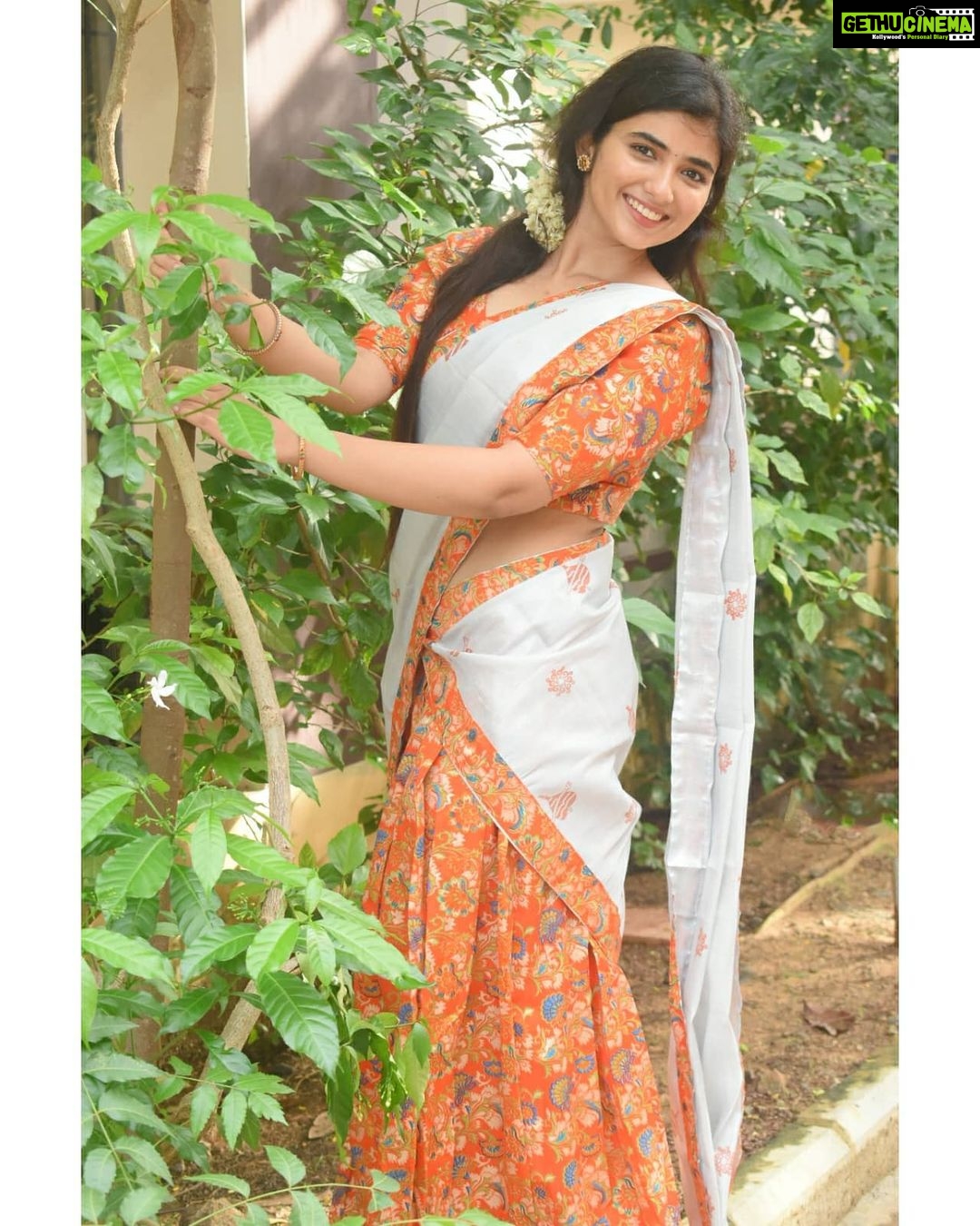 Pragya Nagra Instagram - 🌸💐Kathari Poovazhagi!!🌺🌹 Dhavani by @kerala_bygone_fashion 🥰❤ Jewellery @azhagiyal_creations @pragyanagra #tamil #kollywood #cinema #actor #chennai #madras #tamilponnu #instagood #instadaily #love #style #traditional #fashion #follow #instagram #instalove #instamood #pragyanagra