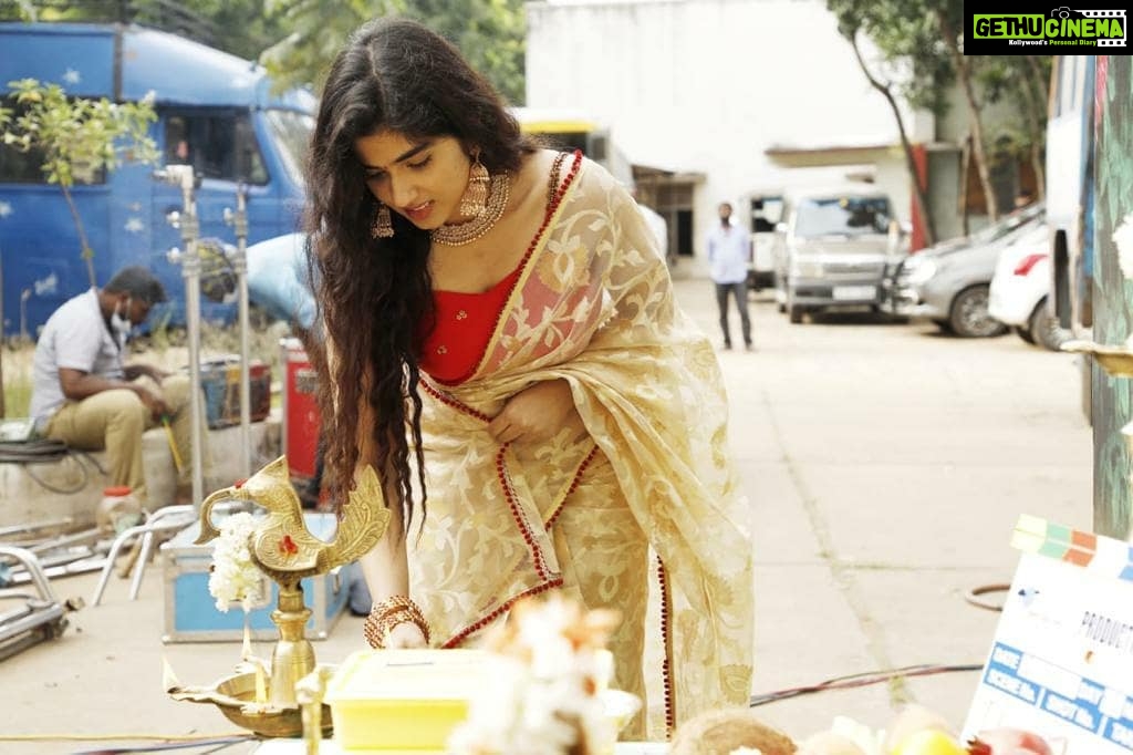 Pragya Nagra Instagram - Super Happy to have signed up a Project with @actorjiiva under the banner of Super Good Films! A Big Thanks to Dir Santhosh Rajan for believing in me, that I could do justice to the role! sandy_amoeba @ramaswamysiddharth @vasukibhaskar @sureshchandraaoffl @srinath_rajamani @supergoodfilms