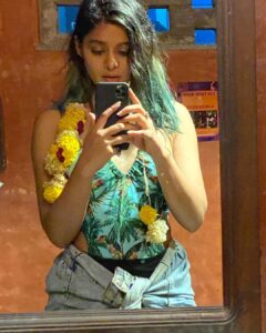 Pranati Rai Prakash Instagram - The last few weeks have been about decluttering the head and being in the moment. 🌝😊 Every coming second is becoming the past. The past stories, the future, none is in the present. This moment will never come again. ⏳ Let’s make it worth cherishing! A little reminder to thoroughly be where you are. ❤️