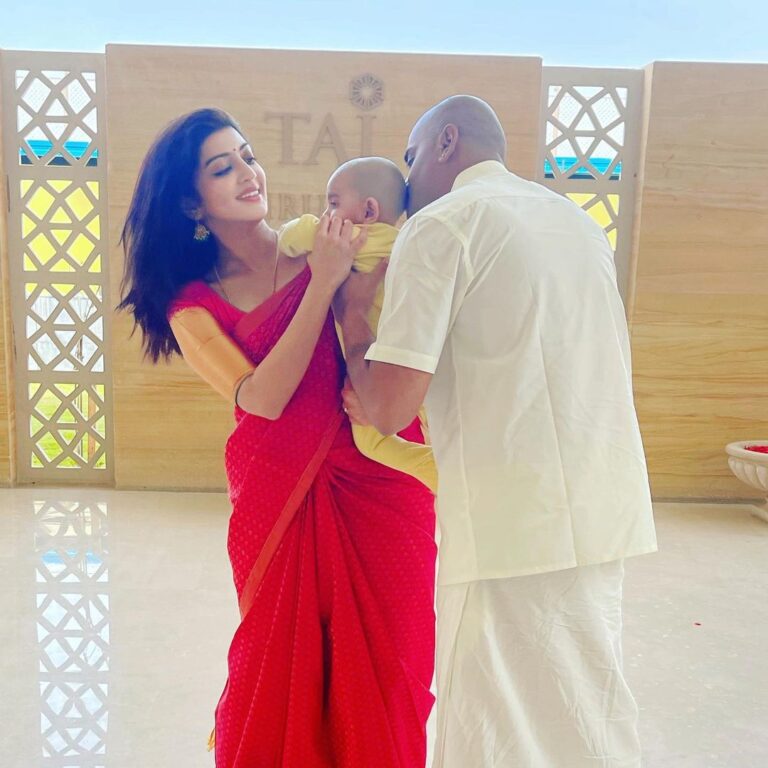 Pranitha Subhash Instagram - My two bodu babies Tirupathi Venkateshwara Temple