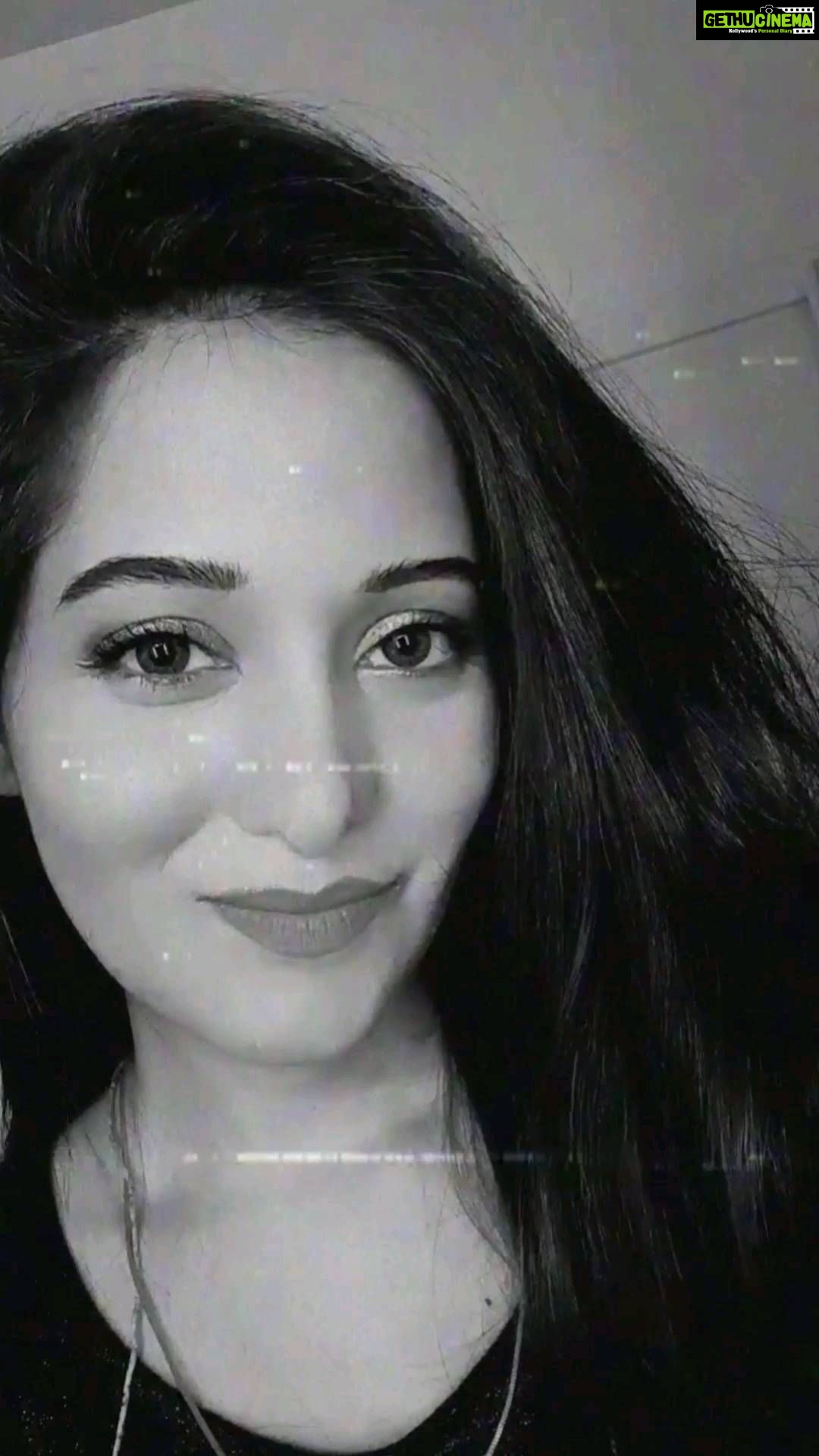 Preetika Rao Instagram - Mera Dil Yeh Pukare Aaja ! Chocolate Dutch Truffle Cake ko bula rahi hoon! Obviously!!! . . . . . . . . #tuaajaremix #meradilyepukareaaja #trendingvideo #fashiononreels #memes😂 #viralposts #reel #reelsi̇nstagram #status