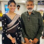 Priya Vadlamani Instagram - I can't express this feeling...ma first day first show ki Rajamouli sir inka Rama ma'am vacharu...inkem kavalandi 🙏🙏🙏 Never thought this day would come 💫 #mukhachitram #movieoutnow #ssrajamouli #bommablockbuster