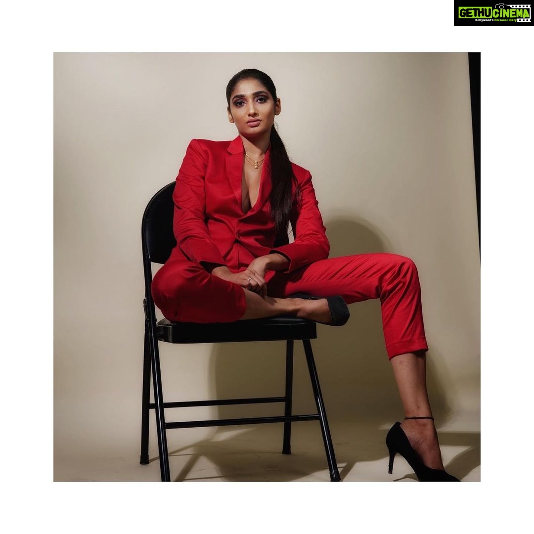 Priya Vadlamani Instagram - 🐞 For @manoratham Shot by @brownboyvlogs_ Styled by @mounagummadi Make up by @emraanartistry @koushikpegallapati @mahesh_namburi #suitup #bossbitch