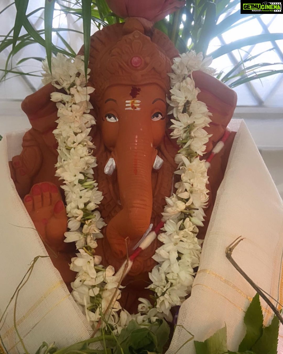 Priya Vadlamani Instagram - Andariki vinayaka chaturthi subhakanshalu 💫💫