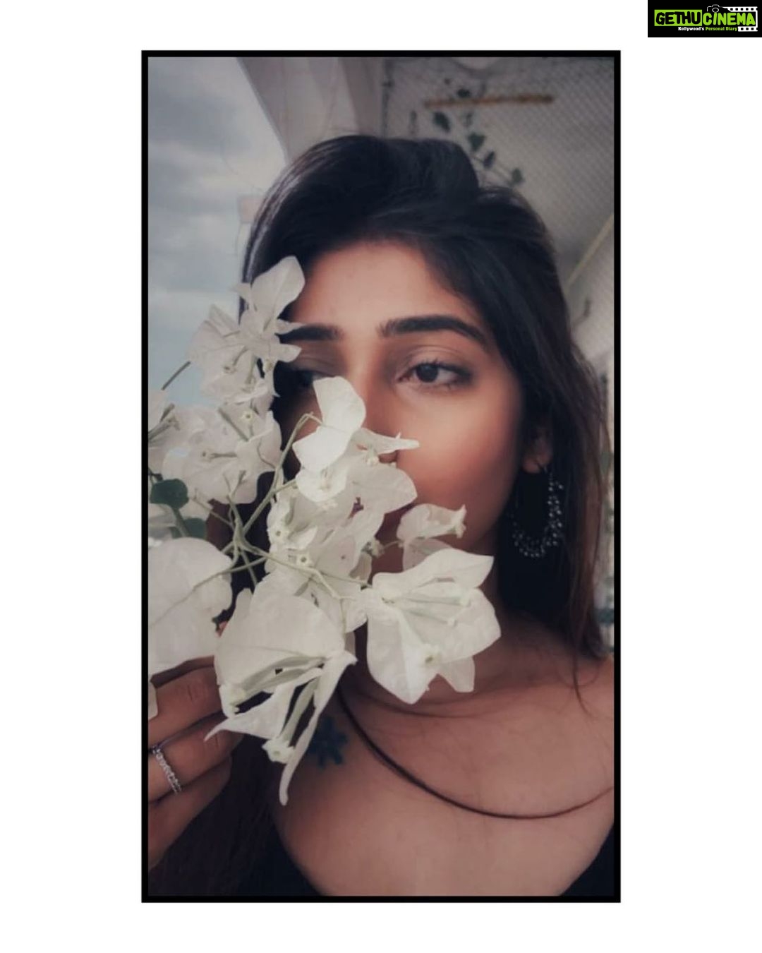 Priya Vadlamani Instagram - Tu me manques🤍 📸 @catastrophee28