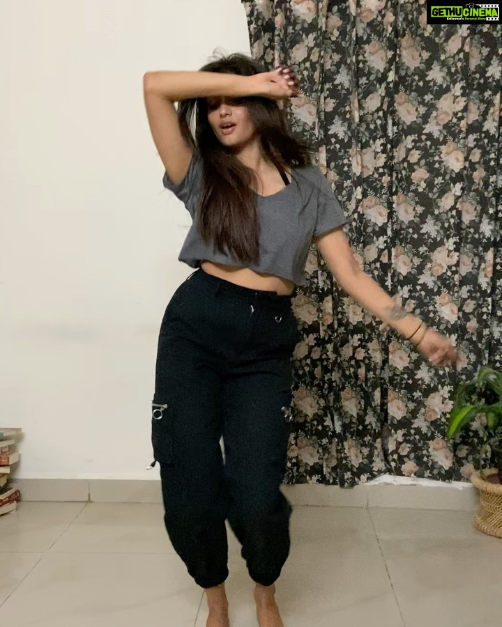 Priya Vadlamani Instagram - According to @padmavadlamani my quarantine has now been useful and she can now not bug me for the next 875935 days...also spot me blanking out 🐷 📸 @_aditya_vishwanath