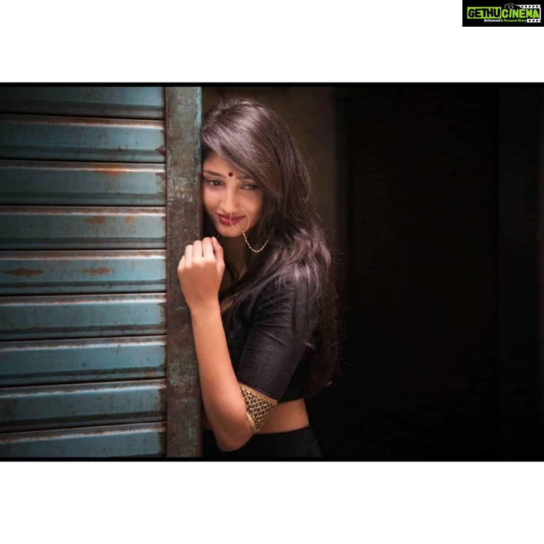 Priya Vadlamani Instagram - Ishaara humara samajhne ki koshish karlo, shayad zindagi badal jaye tumhari 🖤 📸 @puranjanii @raveena.kandregula