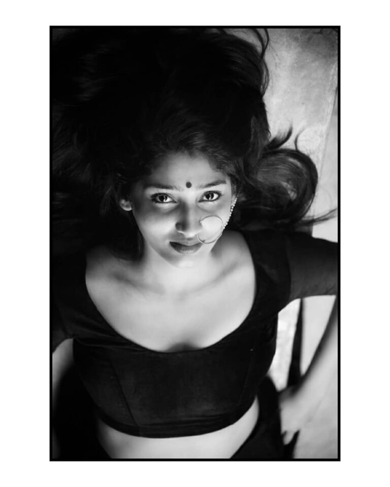 Priya Vadlamani Instagram - Give me fresh daisies and an old love🌼 #throwbackto2015 📸 @puranjanii @raveena.kandregula Charminar