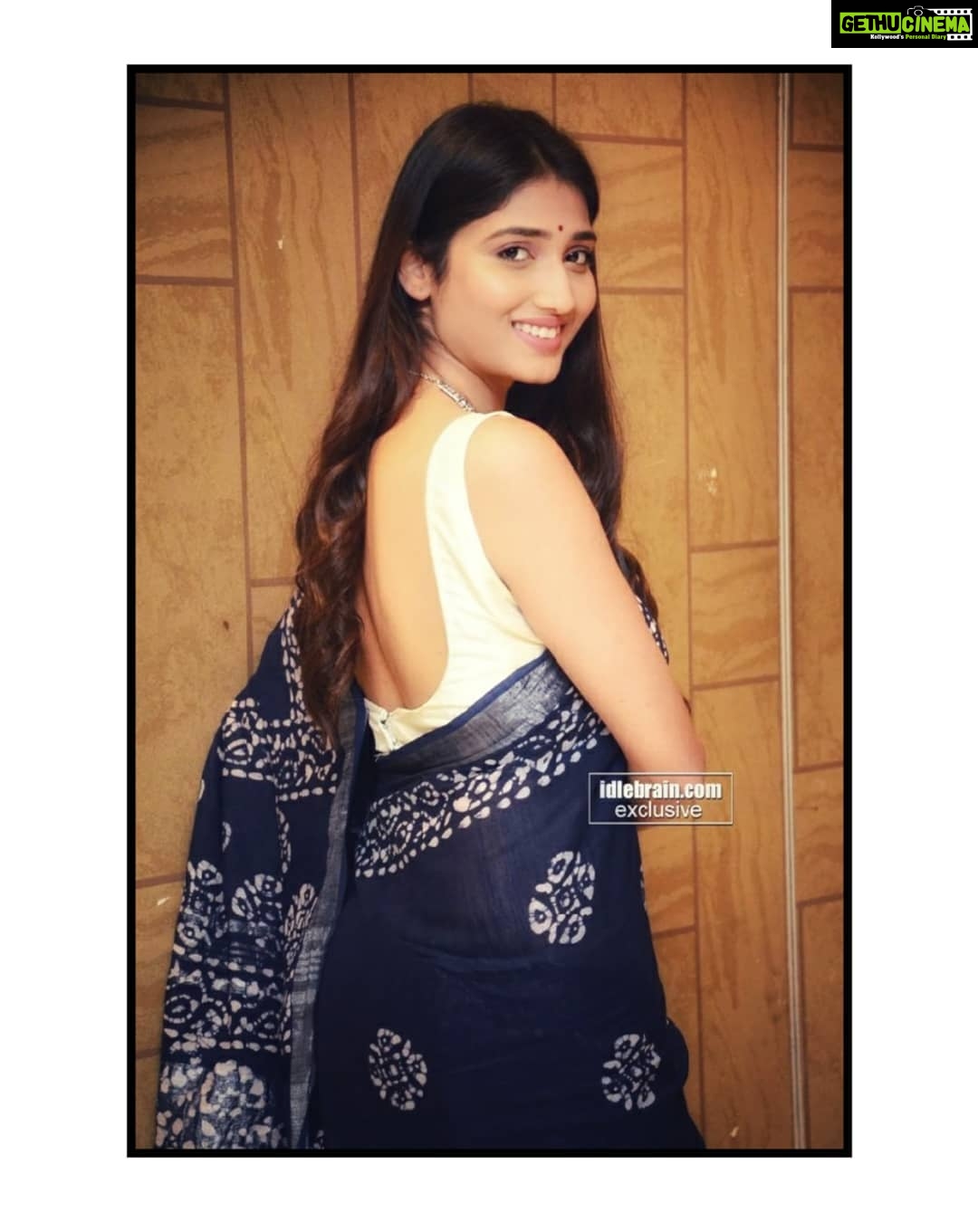 Priya Vadlamani Instagram - Tum ko dekha toh ye khayal aaya... 🌼