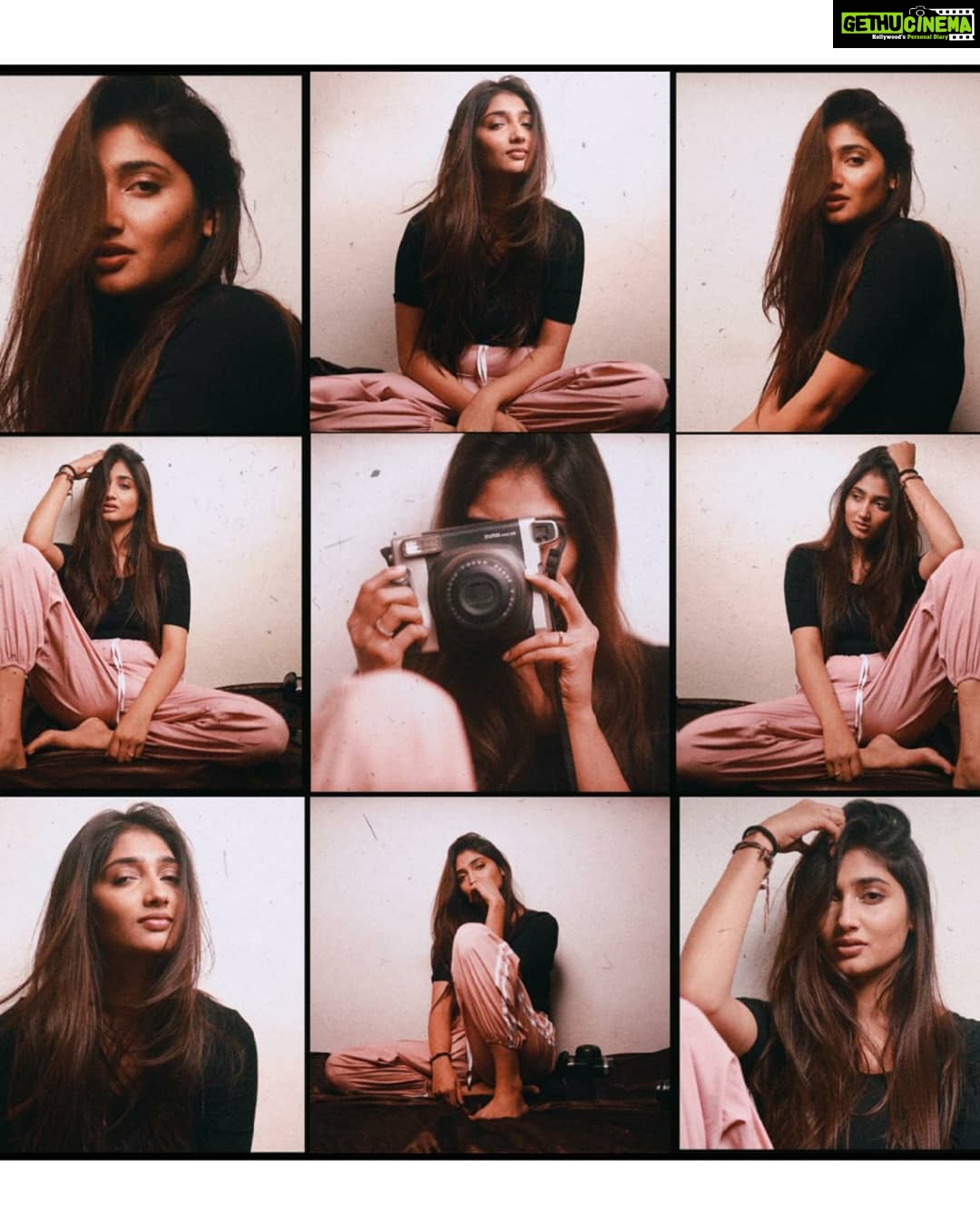 Priya Vadlamani Instagram - Ishq de mood yaara thoda angrezz💜 📸 @docteja
