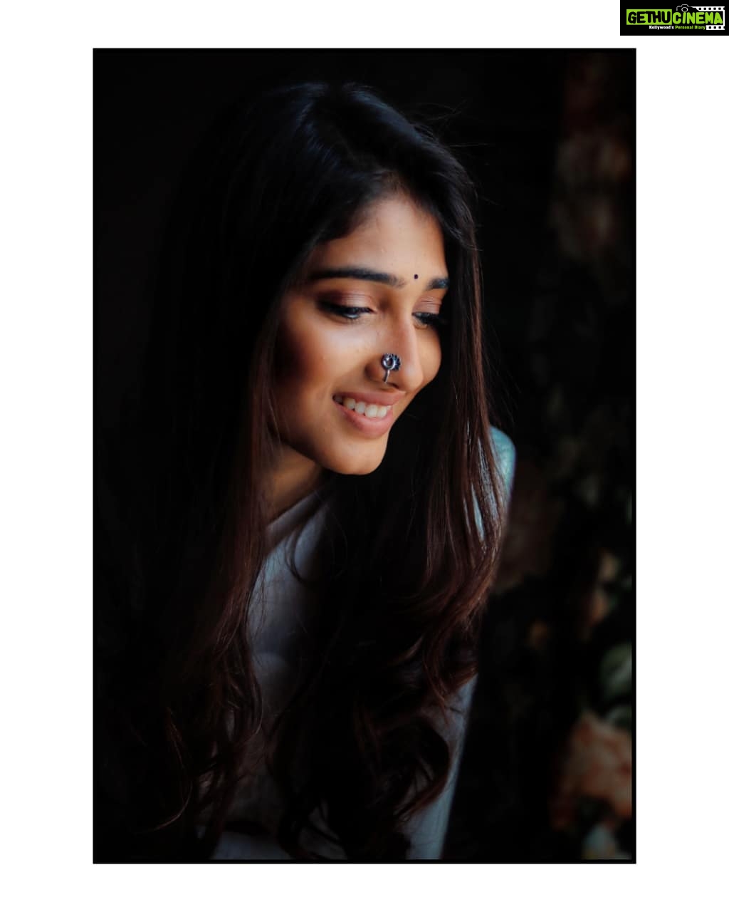 Priya Vadlamani Instagram - Dil pe dhundhla sa saleti rang kaisa chadha 🍂 📸 @kilaruness
