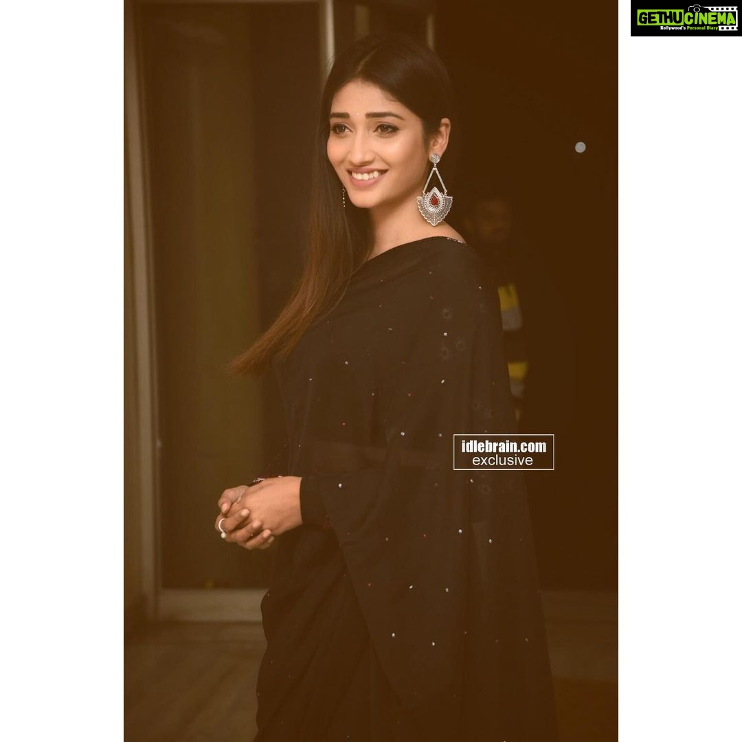 Priya Vadlamani Instagram - Today for the 50 days celebration of hushaaru... canโt believe that this actually happened ๐ญโบ๏ธ๐ . . . ๐ @shipaliabhishek #photooftheday #livelovelaugh #blacklady #vibes #fairydust #hushaaru