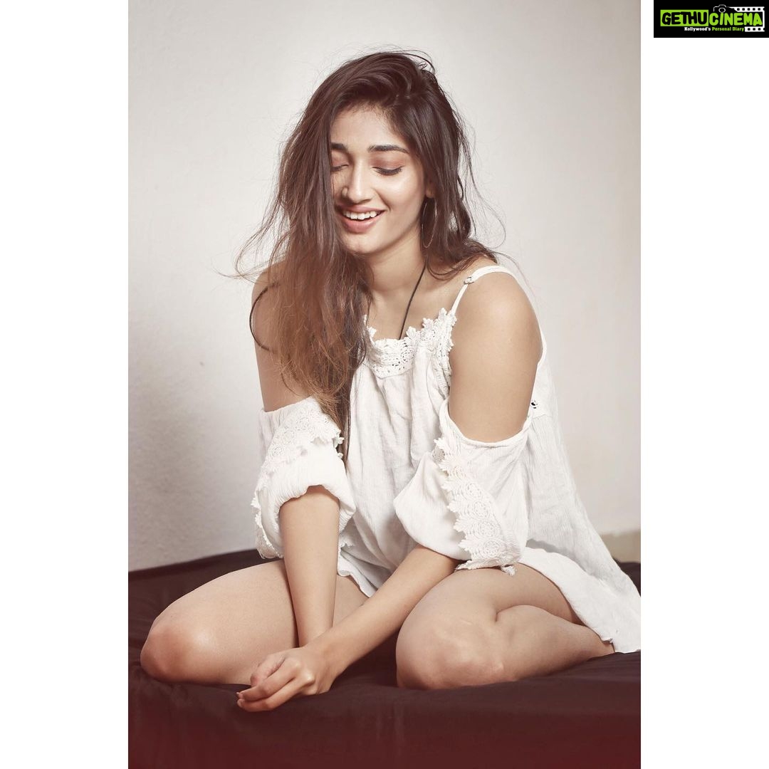 Priya Vadlamani Instagram - 🧡 . . . 📸 @i_ak_photographer #photooftheday #livelovelaugh #fairydust #sunshineinmysoul