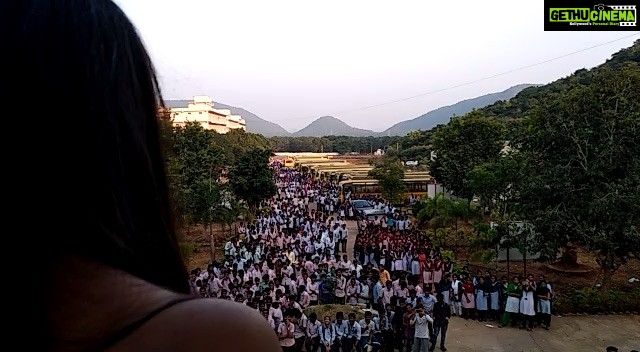 Priya Vadlamani Instagram - Yesterday when I was at the radio mirchi they asked me what was the best part of Vijayawada and I didn’t really have much to say then.. but I think now I do. This moment will always be my favourite. Thank you bezawada 🌻 #shubhalekhalu