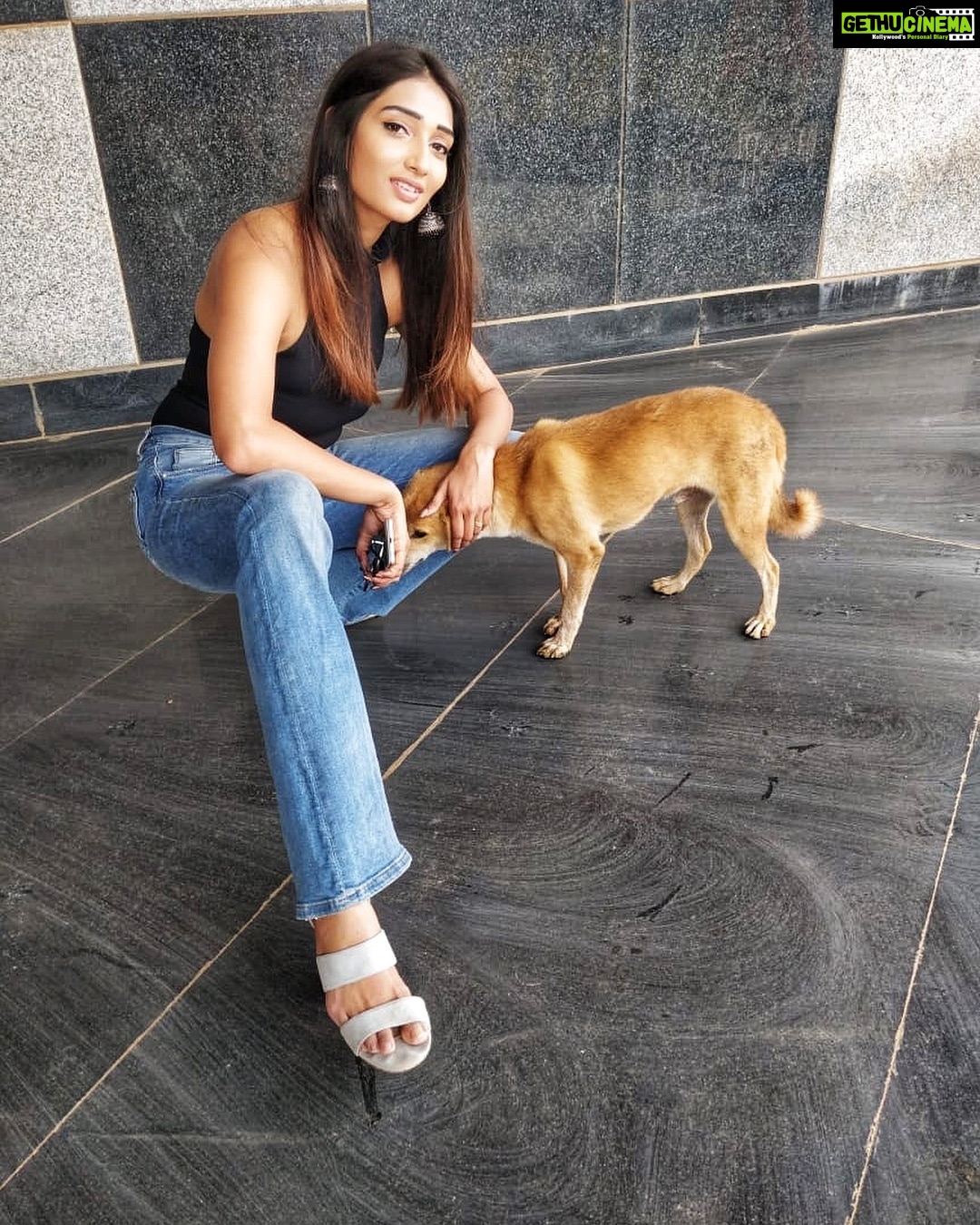 Priya Vadlamani Instagram - Kya re setting ah !! . . . #missingmykalas #hushaaru P.c - @ihemal 🌻