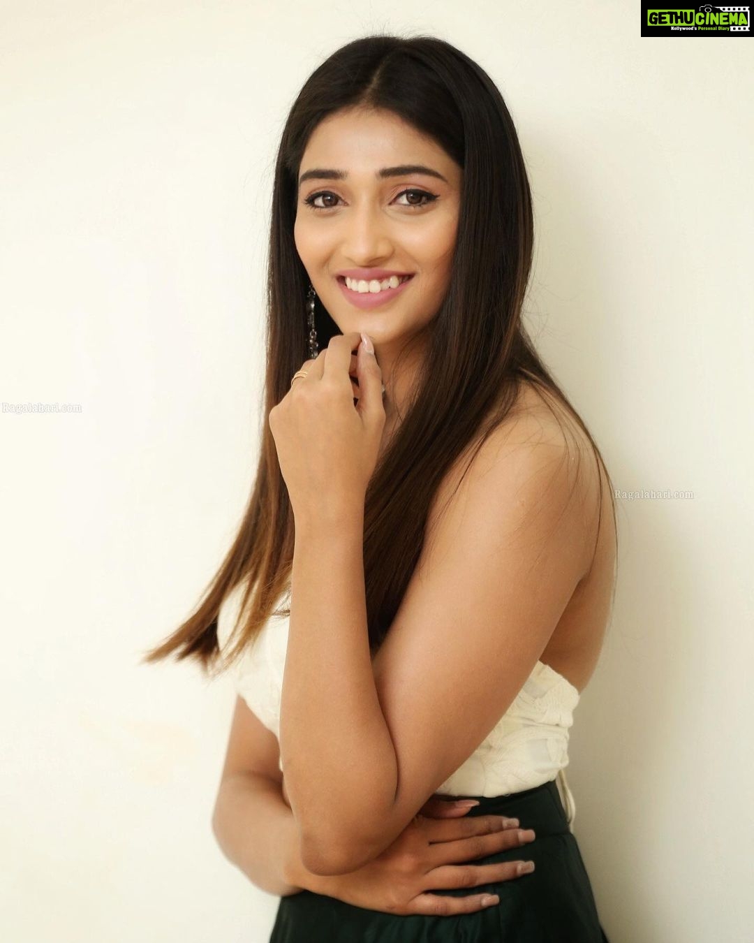 Priya Vadlamani Instagram - At the pre release event of #shubhalekhalu🤓 . . . 1 day to go... #shubhalekhaluondec7 #judgementday #livelovelaugh