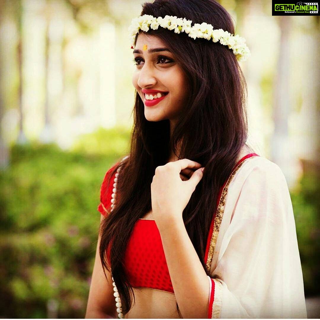 Priya Vadlamani Instagram - Do you know I have the thoughts that could color all the oceans blue !❤ P.c - @shaktismaran