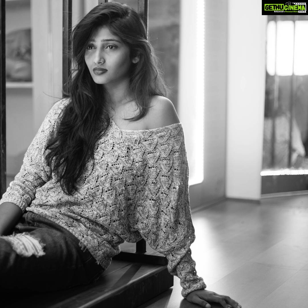 Priya Vadlamani Instagram - Her eyes were beautifully wrapped; long black lashes of velvet ribbon- And everytime she opened them,it felt like Christmas 💗 Thank u Puranjani and Raveena for this beautiful shoot ..fell in love with myself..😘 @projectsonderstudio @puranjanii @raveena.kandregula