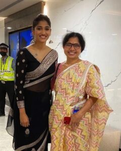 Priya Vadlamani Instagram - I can't express this feeling...ma first day first show ki Rajamouli sir inka Rama ma'am vacharu...inkem kavalandi 🙏🙏🙏 Never thought this day would come 💫 #mukhachitram #movieoutnow #ssrajamouli #bommablockbuster