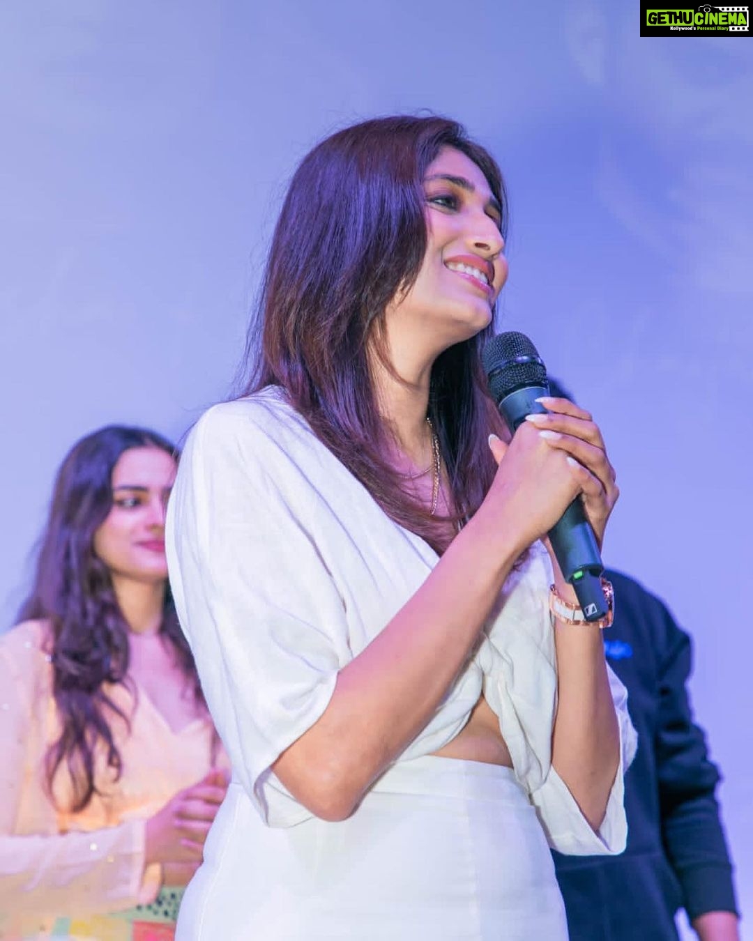 Priya Vadlamani Instagram - Happy evening ππ #mukhachitram . . . #mukhachithram #priyavadlamani #undiporaadhey #promotion #december9 #nameisnani #varalakshmisarathkumar #maheshbabu #sitaraghattamaneni #anushkasharma #viratkohli #ananyapandey #bigboss #biggbosstelugu #bb6 #tollywood