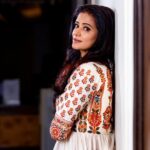 Priyamani Instagram - La vie en 🌹 Outfits : @saree.com_by_asopalav Styling : @mehekshetty ❤️ 📸: @pixelstore_photographs @naveenvcphotography Retouched : @v_capturesphotography MUH: @makeupby_yadhu @makeuparunkumar @blushupwithvidhya #dr56movie #dec9th