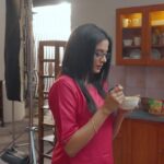 Priyamani Instagram - Exclusive sneak-peek from some memorable #BTS moments from @tatasampann ad shoot for @tataconsumerproducts 🤷🏻‍♀️ Got pranked during lunch. Still wondering who ate my actual tiffin box!? 🎬 Tata Sampann Puliyogare Powder was so good that poor director had to yell cut multiple times before I snapped out 😝 🍽️ The final outcome: Tata Sampann Puliyogare film ft Priyamani & Gyanmani 😋 Thoroughly enjoyed the shoot & the product. Can truly say *Taste ಮಾಡುದ್ರೆ, Fan ಆಗೋಗ್ತಾರೆ* Do try out the product & let me know your thoughts in the comment section below! #TataSampann #Puliyogare #Ad #Karnataka #authentictaste