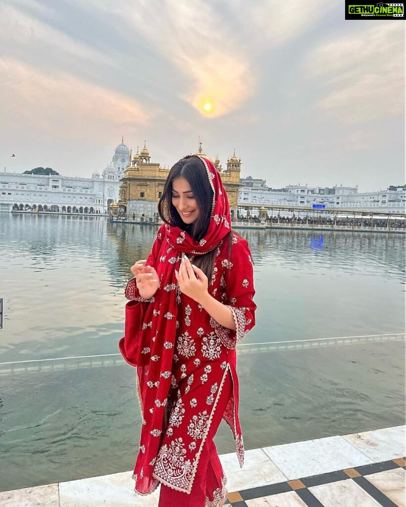 Raai Laxmi Instagram - BLESSED😇 #GoldenTemple #WaheGuruJi 🙏❤️🌹 Golden Temple Amritsar Punjab India
