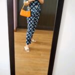 Ragini Nandwani Instagram - Shopping day Dubai #coordinates #simple #diamond #twinkle #black #blue #dubaimall #shopping #vaccation #orange #bag #trending #viralreels #instafashion #makeup #hairstyle #ponytail #letago #friday #white #slippers #designer #gold #goldjewellery #bangles