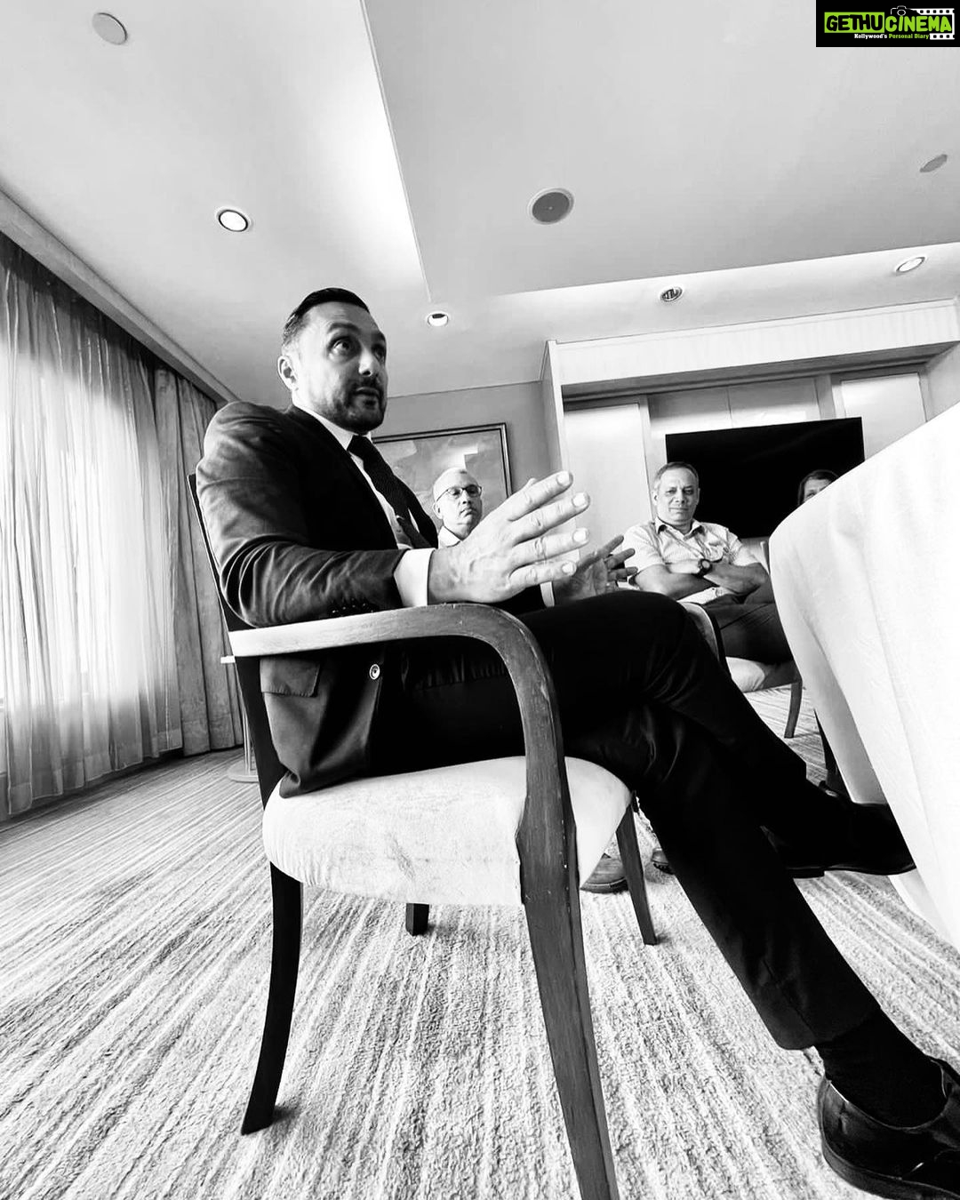 Rahul Bose Instagram - Had a long chat with the management at @akasaair on leadership and the greatest challenges I’ve faced in my three lives : films, non profit, and rugby. The questions after were really stimulating. Thank you #VinayDube for inviting me. And @iamadityaghosh for taking these images (without me knowing)!