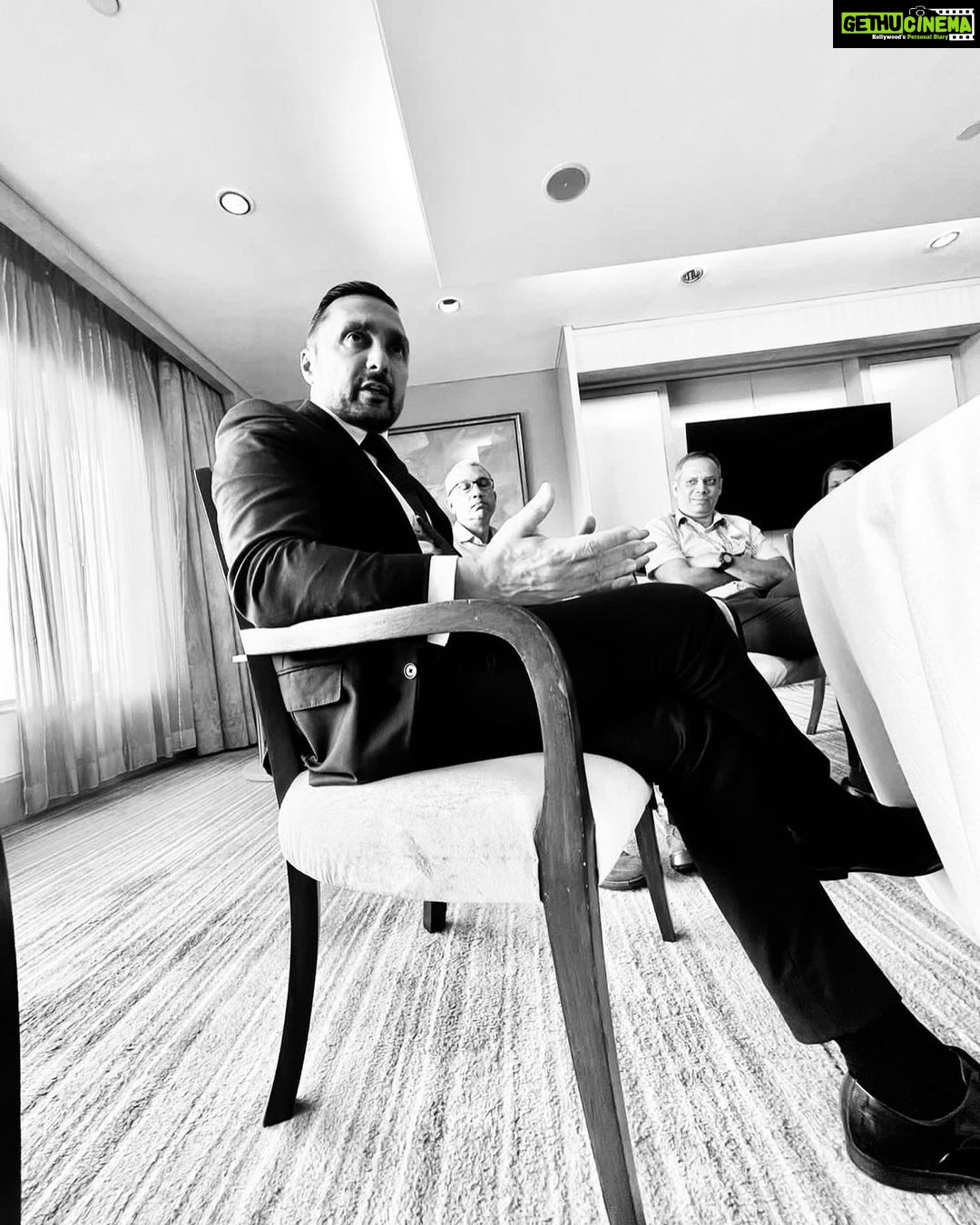 Rahul Bose Instagram - Had a long chat with the management at @akasaair on leadership and the greatest challenges I’ve faced in my three lives : films, non profit, and rugby. The questions after were really stimulating. Thank you #VinayDube for inviting me. And @iamadityaghosh for taking these images (without me knowing)!