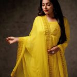 Rajisha Vijayan Instagram - Kuch peele sapne laya ye suraj Jaga ke hume khud so gaya ye suraj ☀️ Outfit : @zuleiha_by_shehazeen PC : @jiksonphotography Hairstylist : @seema_haridas_official Location: @thehouseofloc Studio Loc
