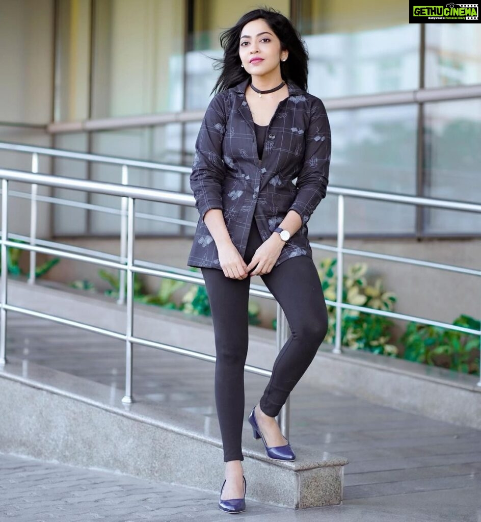 Ramya Subramanian Instagram - A Chic Blazer Look Is Exactly What I Needed For This Day 🫶🏻. 🥼- @thestitches.in 💄 💇🏻‍♀ - @beyondpassionmakeupartistry @sivaaz_hairandmakeup 📸 - @elevateproductions.in