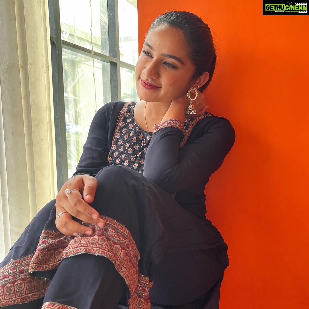 Raveena Daha Instagram - காற்றோடு பரவும் உன் வாசம் தினமும் புது போதை தானே🫧🌙 Wearing : @zuuricouture ⭐️ #RD #raveena #raveenadaha