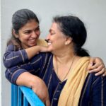 Raveena Ravi Instagram – #twinning #mom #sreejaravi ❤️