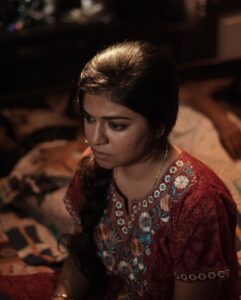 Raveena Ravi Instagram - #lovetoday #workingstills #bts #photodump #shooting #fun #yogibabu #pradeepranganathan #prathna 🥰 @prathananathan @pradeep_ranganathan @soundaryapriyan @yogibabu.official_
