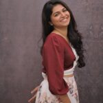 Raveena Ravi Instagram - Swipe to see how #Bad I’m at #Posing 😜 #lovetoday #promotions @ssmusicofficial Thankyou @aadilsharieff PRO for organizing this fun filled interview! 🙏🏻🥰 PC : @ankaleshwargj_official 🥰