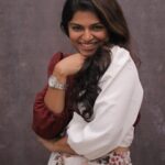 Raveena Ravi Instagram - Swipe to see how #Bad I’m at #Posing 😜 #lovetoday #promotions @ssmusicofficial Thankyou @aadilsharieff PRO for organizing this fun filled interview! 🙏🏻🥰 PC : @ankaleshwargj_official 🥰