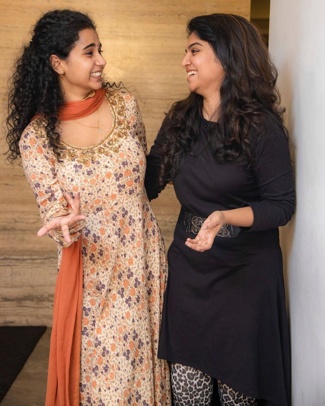 Raveena Ravi Instagram - #lovetoday day 1 with @prathananathan ! My partner in crime in the movie 😂🖤 swwwwiippe! Photo courtesy : @lokesh_photos 🙏🏻