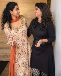 Raveena Ravi Instagram - #lovetoday day 1 with @prathananathan ! My partner in crime in the movie 😂🖤 swwwwiippe! Photo courtesy : @lokesh_photos 🙏🏻