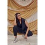 Regina Cassandra Instagram – If all else fails, play dumb. 🙃

@nogreyarea_official @suhanipittie @grehoundshoes @jenimakeupartist07
@hairbydrishya @arifminhaz @stylebynavyaanddivya