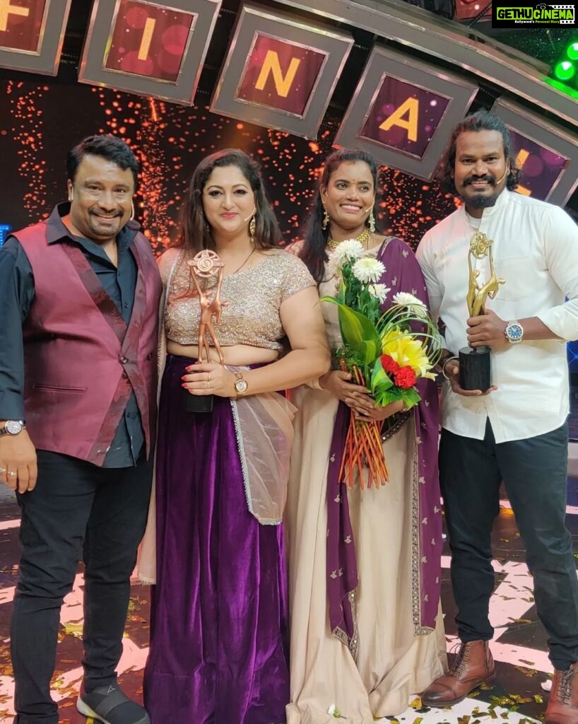 Rekha Krishnappa Instagram - Heyyyy we won 🏆 3rd place but it was very tough to come to this place... Congratulations to all the winners @vm_mahalingam and rajeshwari @madhanpandian and @reshma_muralidaran_official @farina_azad_official and rehman . . #vijaytvshow #vijaytv #coupleshow #tamilchannel #tamilartist #vijaytelevision Chennai, India