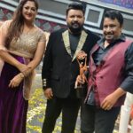 Rekha Krishnappa Instagram - Heyyyy we won 🏆 3rd place but it was very tough to come to this place... Congratulations to all the winners @vm_mahalingam and rajeshwari @madhanpandian and @reshma_muralidaran_official @farina_azad_official and rehman . . #vijaytvshow #vijaytv #coupleshow #tamilchannel #tamilartist #vijaytelevision Chennai, India