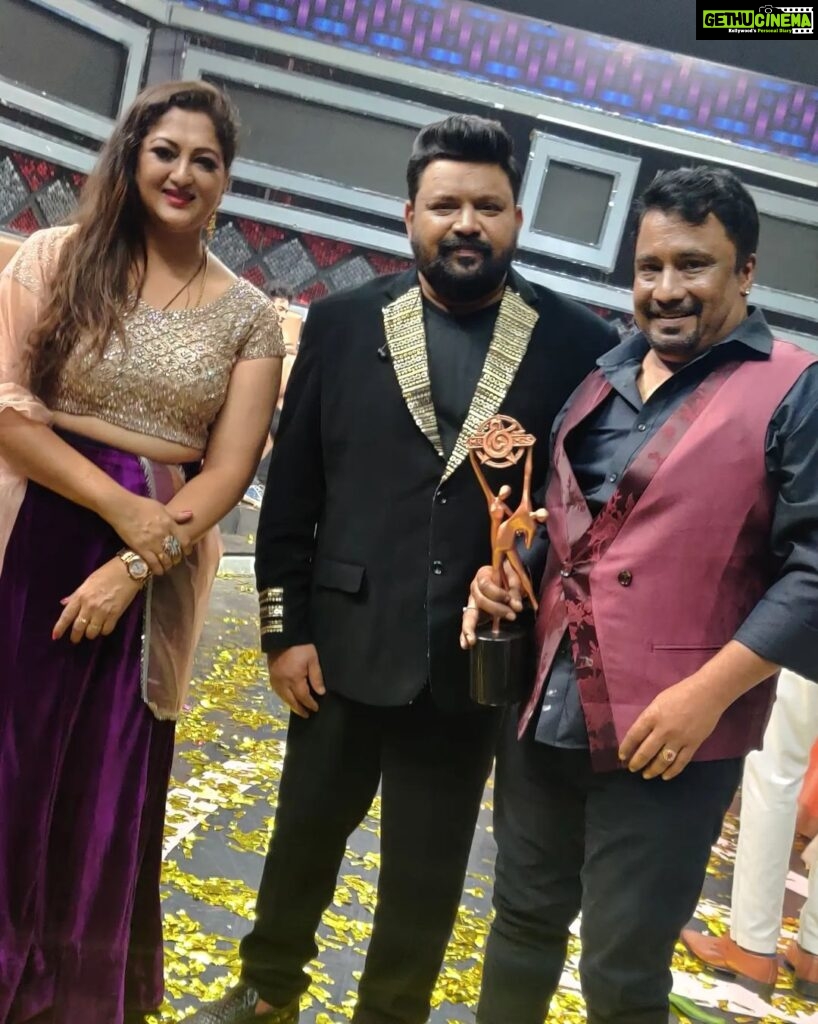 Rekha Krishnappa Instagram - Heyyyy we won 🏆 3rd place but it was very tough to come to this place... Congratulations to all the winners @vm_mahalingam and rajeshwari @madhanpandian and @reshma_muralidaran_official @farina_azad_official and rehman . . #vijaytvshow #vijaytv #coupleshow #tamilchannel #tamilartist #vijaytelevision Chennai, India